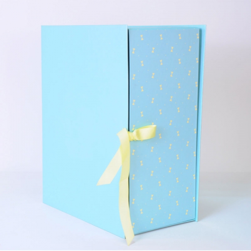 Book style box with ribbons closure