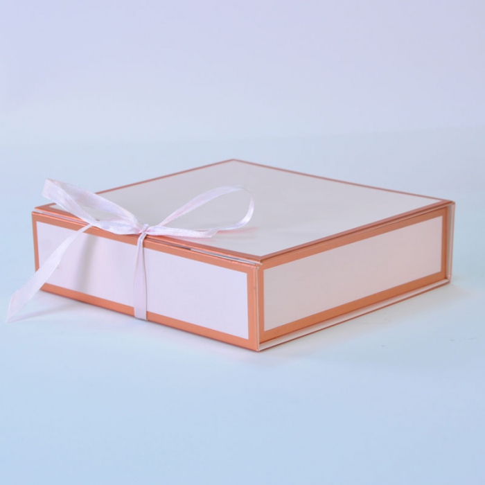 Folding box with ribbons closure